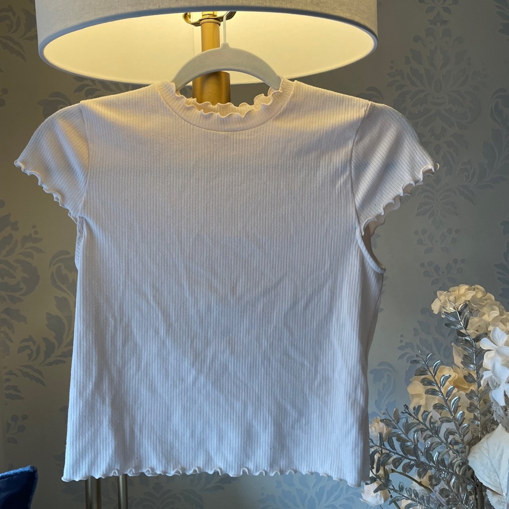 Aritzia ruched sleeve and neckline stretchy tee